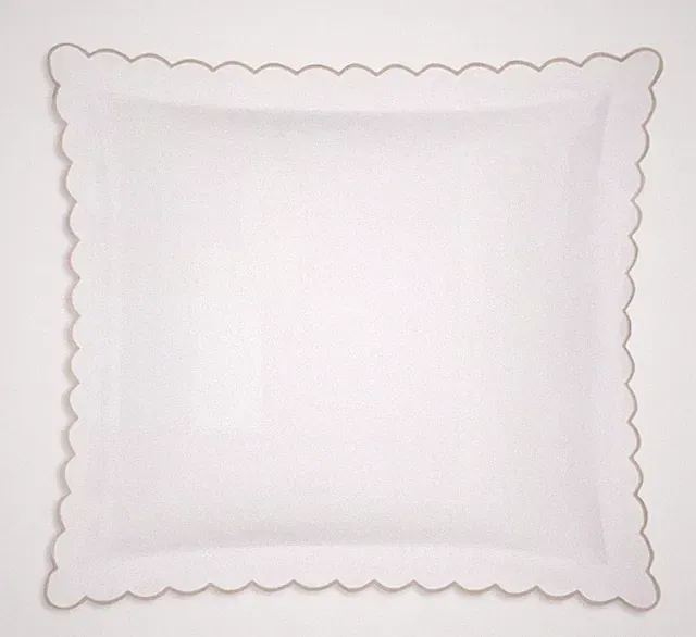 Matouk Dakota Ceylon 2 Standard shams White Champagne Scalloped Embroidered New